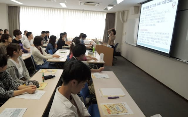 講演を聞く人たち