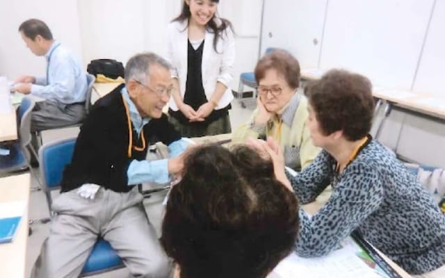 ワークショップで意見を交換する人たち